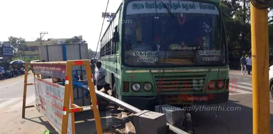 மின்கம்பத்தில் அரசு பஸ் மோதி விபத்து