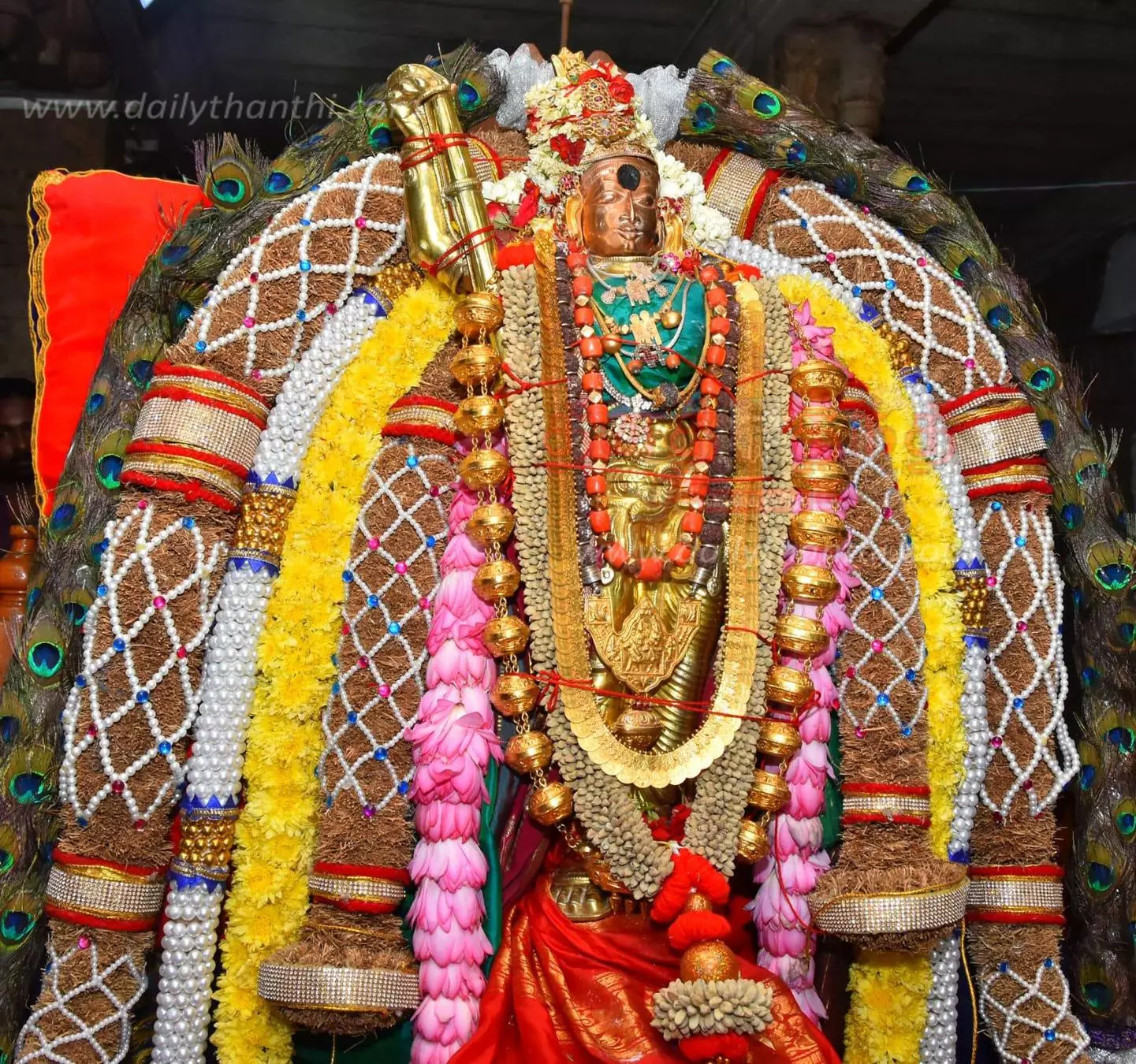 ஆங்கில புத்தாண்டையொட்டி கோவில்களில் சிறப்பு பூஜைதிரளான பக்தர்கள் சாமி தரிசனம்