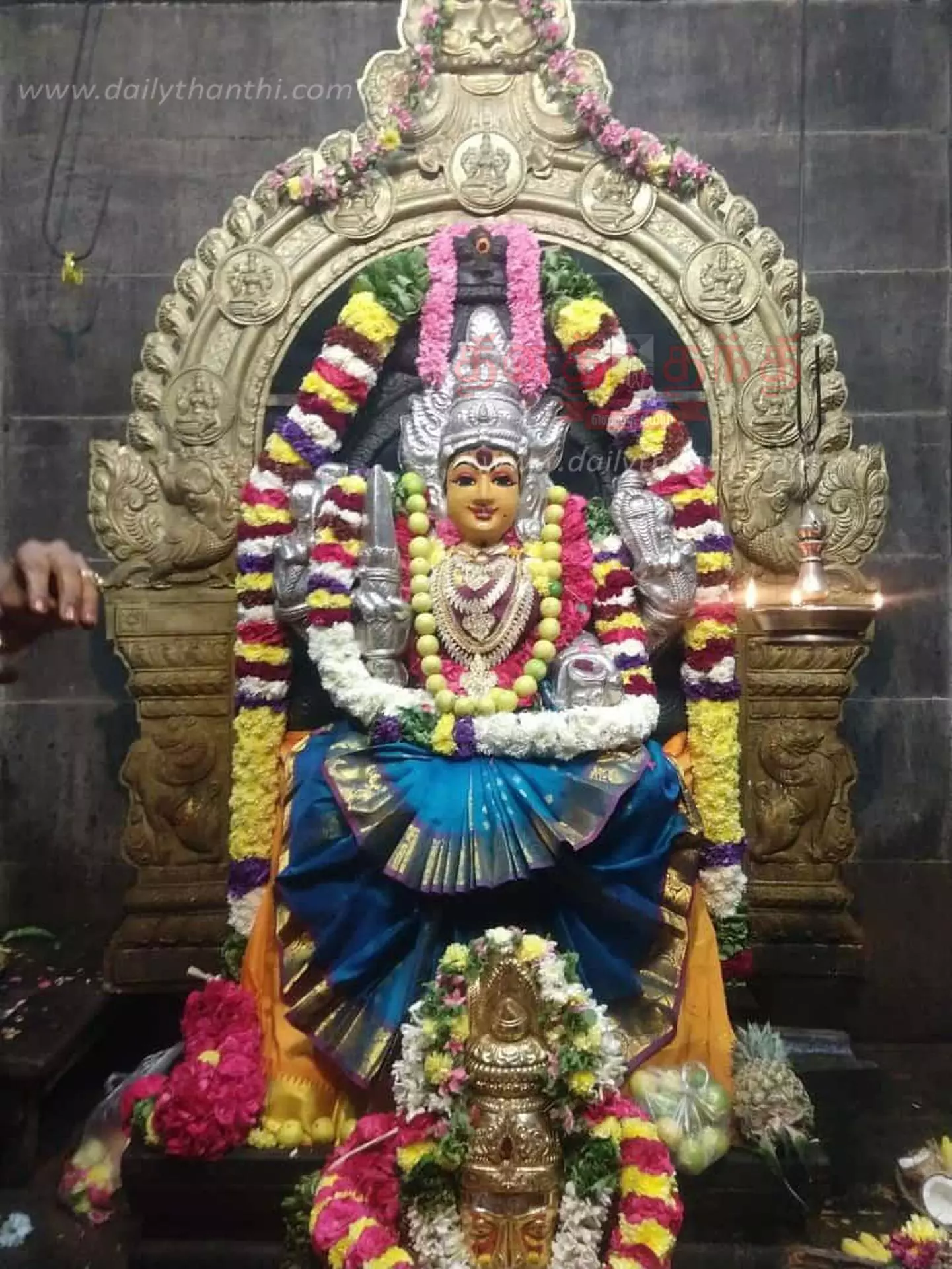 ஆங்கில புத்தாண்டையொட்டி கோவில்களில் சிறப்பு பூஜைதிரளான பக்தர்கள் சாமி தரிசனம்