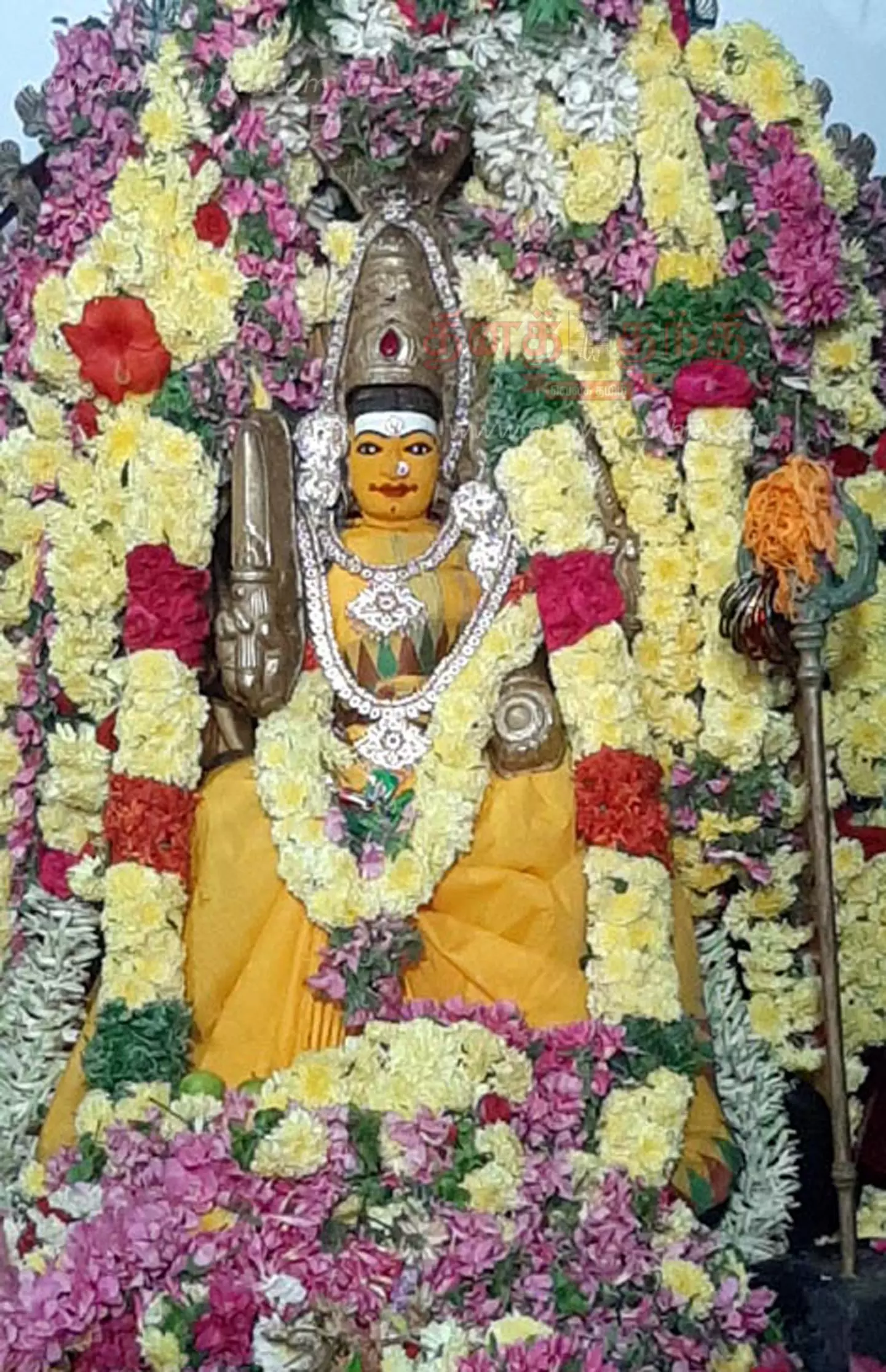 ஆங்கில புத்தாண்டையொட்டி கோவில்களில் சிறப்பு பூஜைதிரளான பக்தர்கள் சாமி தரிசனம்