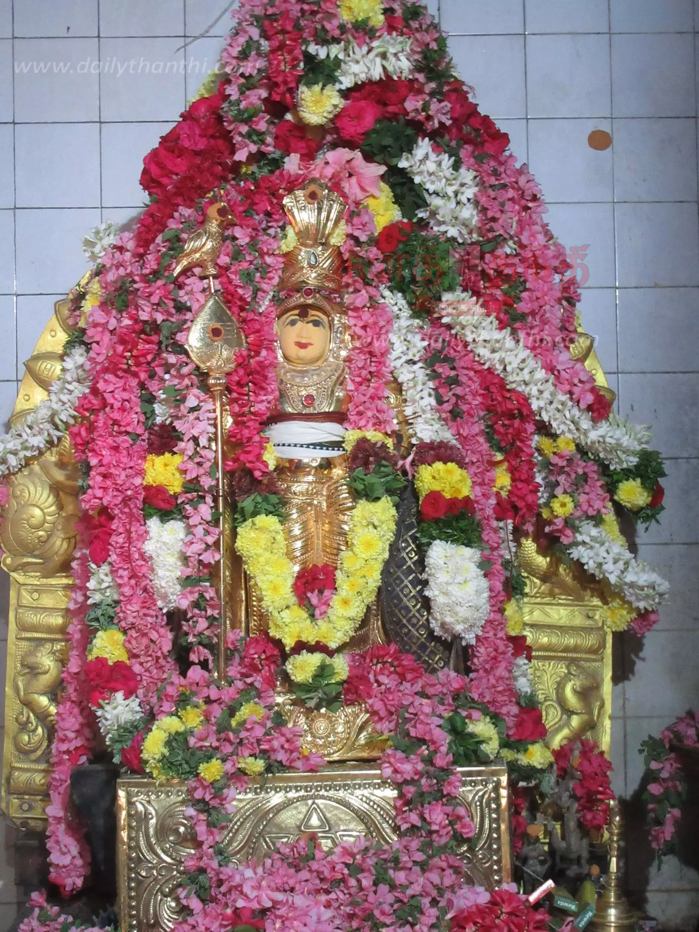 ஆங்கில புத்தாண்டையொட்டி கோவில்களில் சிறப்பு பூஜைதிரளான பக்தர்கள் சாமி தரிசனம்