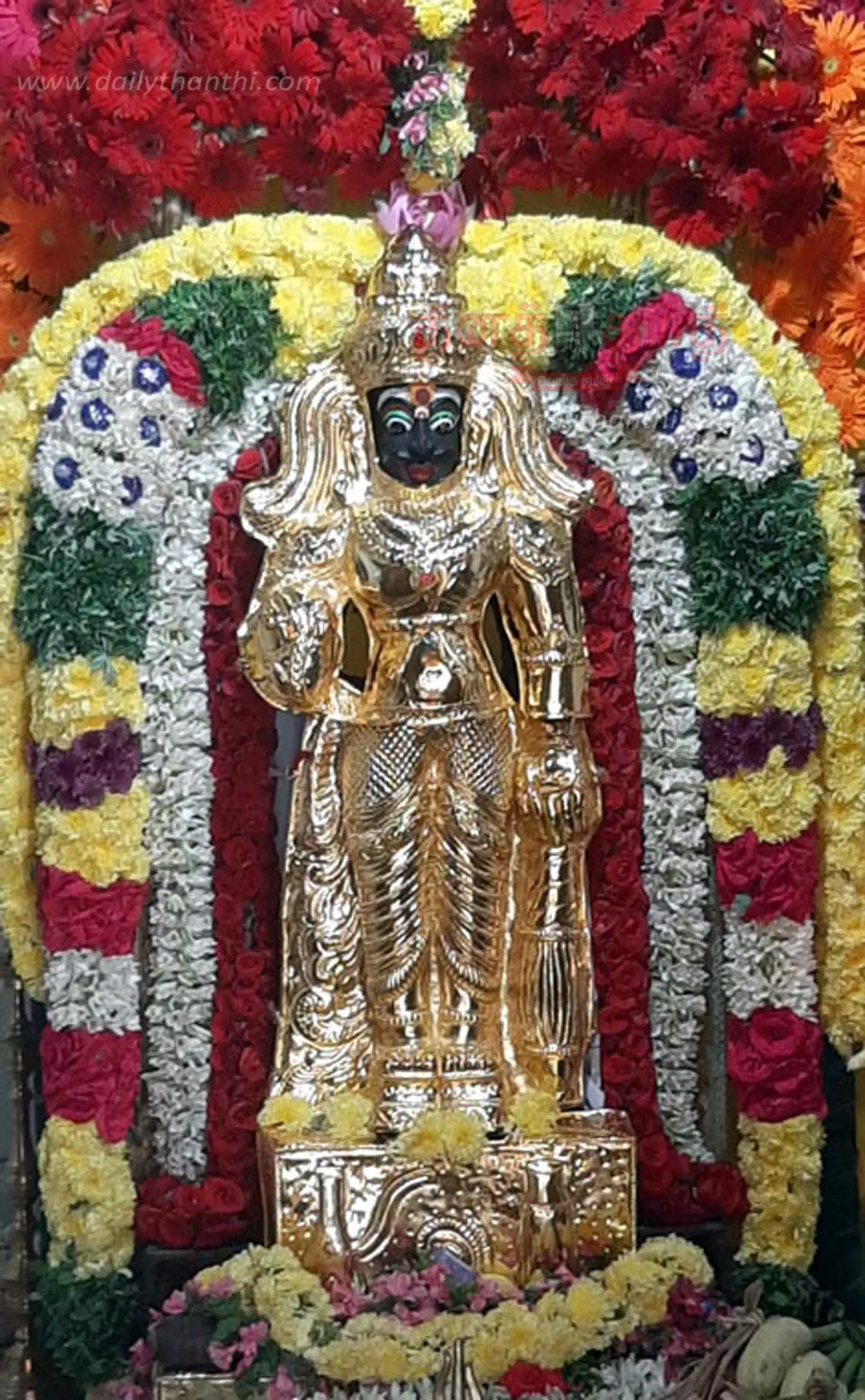 ஆங்கில புத்தாண்டையொட்டி கோவில்களில் சிறப்பு பூஜைதிரளான பக்தர்கள் சாமி தரிசனம்