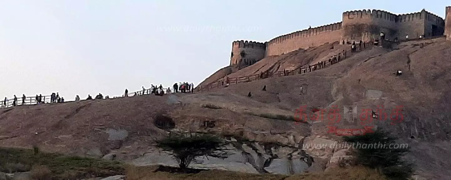 ஆங்கில புத்தாண்டையொட்டிமலைக்கோட்டையில் குவிந்த பொதுமக்கள்நகரின் அழகை கண்டு ரசித்தனர்