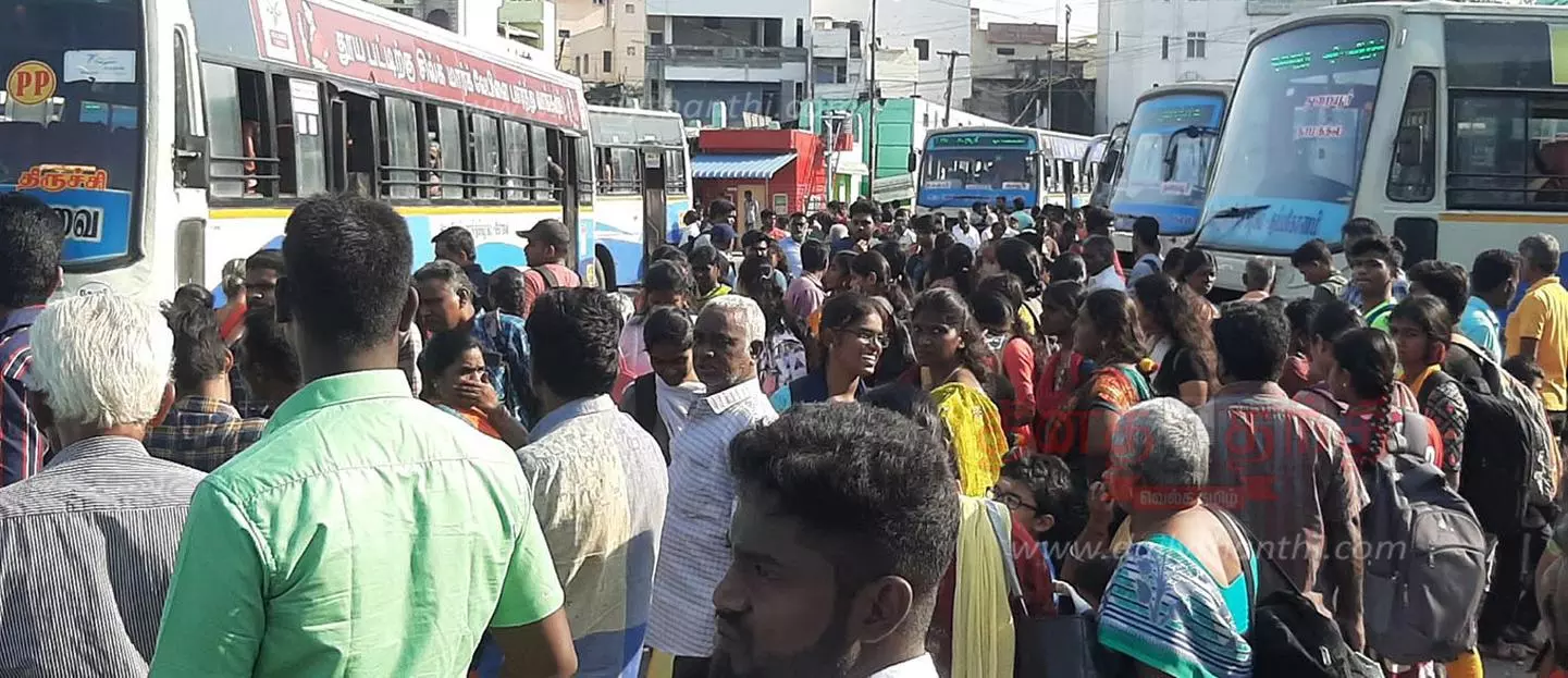 பள்ளி அரையாண்டு விடுமுறை நிறைவு:நாமக்கல் பஸ் நிலையத்தில் அலைமோதிய பயணிகள் கூட்டம்