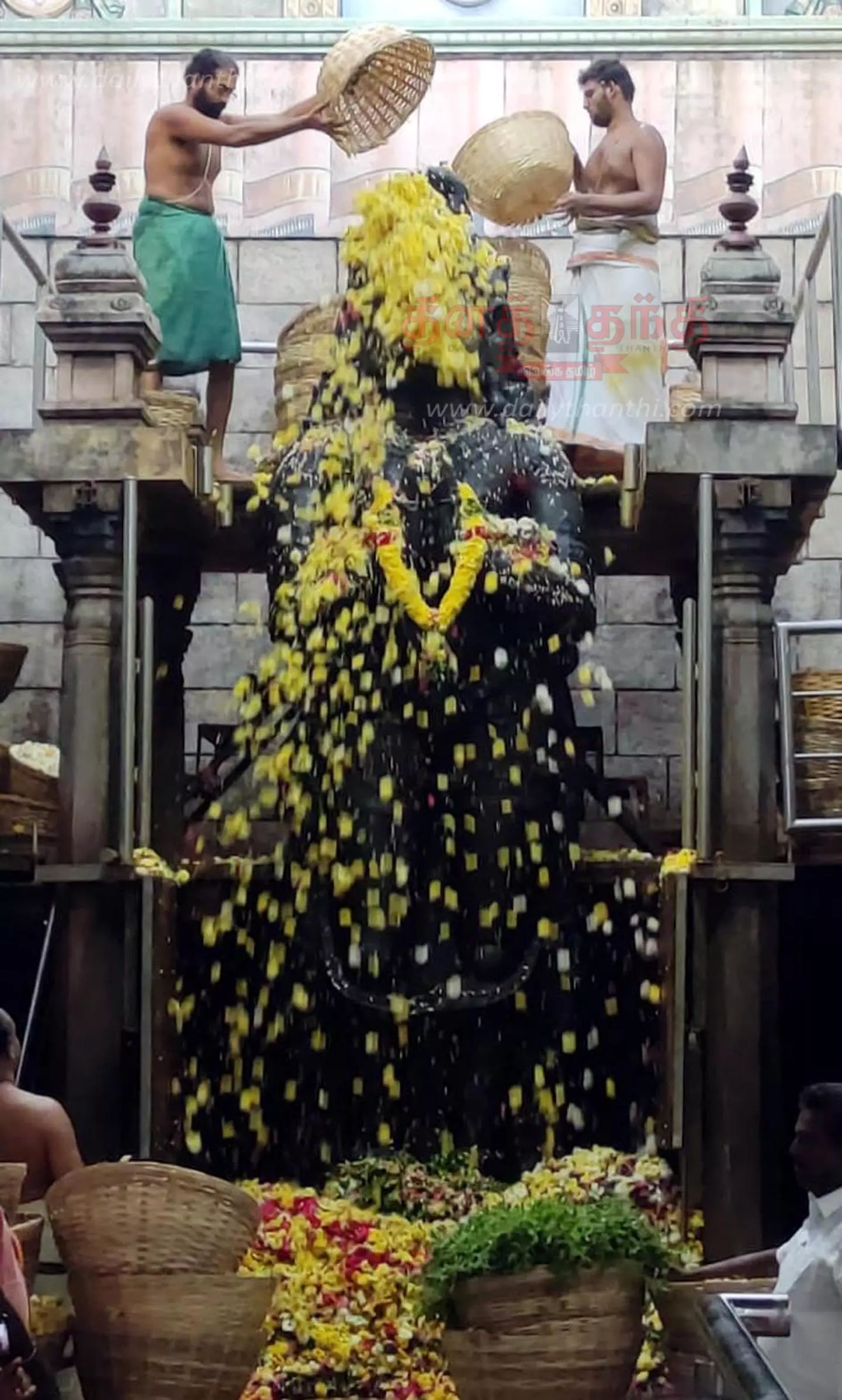 ஆங்கில புத்தாண்டையொட்டிநாமக்கல் ஆஞ்சநேயருக்கு 2 டன் பூக்களால் அபிஷேகம்திரளான பக்தர்கள் சாமிதரிசனம்