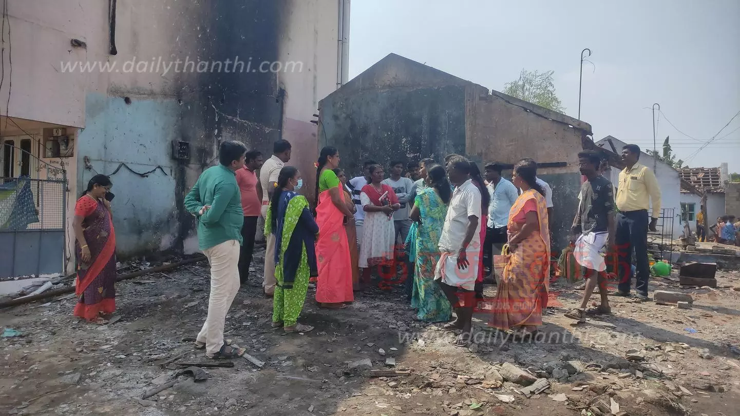 மோகனூரில் 4 பேர்  பலியான சம்பவம்:பட்டாசு வியாபாரி வீட்டில்அதிகாரிகள் ஆய்வுகளையிழந்த புத்தாண்டு கொண்டாட்டம்