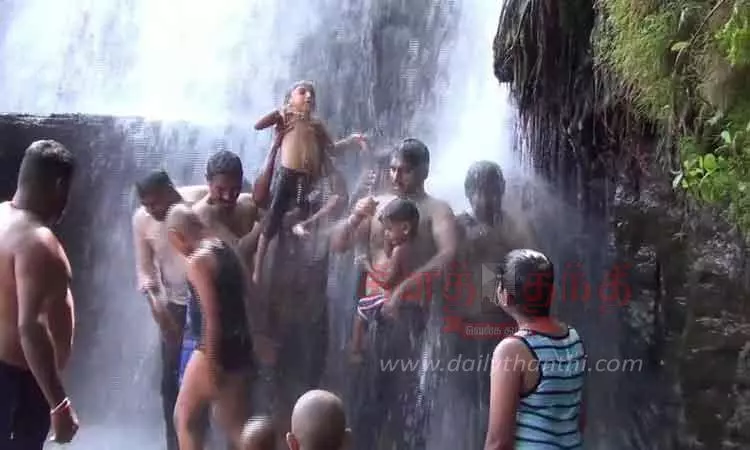 பாபநாசம் அகஸ்தியர் அருவியில் சுற்றுலா பயணிகள் உற்சாக குளியல்