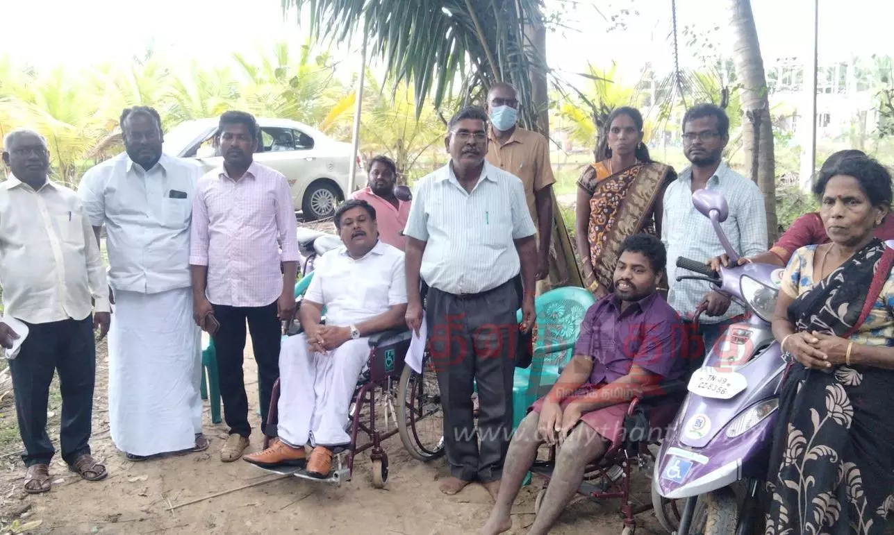 2 மாற்றுத்திறனாளிகள் வீட்டிற்கு சென்று சக்கர நாற்காலி வழங்கிய அதிகாரி