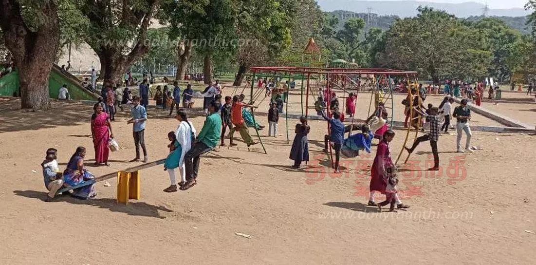 ஆங்கில புத்தாண்டு கொண்டாட்டம்: ஏற்காடு, மேட்டூர், பூலாம்பட்டியில் குவிந்த சுற்றுலா பயணிகள்