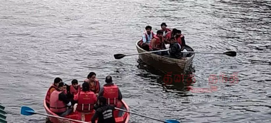 ஆங்கில புத்தாண்டு கொண்டாட்டம்: ஏற்காடு, மேட்டூர், பூலாம்பட்டியில் குவிந்த சுற்றுலா பயணிகள்