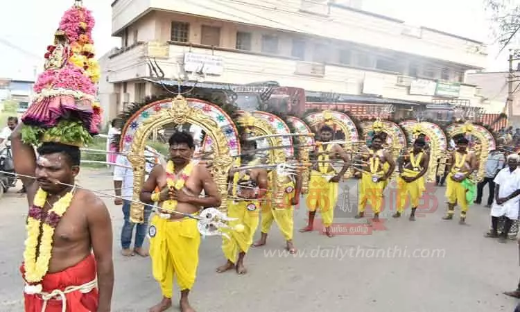 வீரப்பன்சத்திரம் மாரியம்மன் கோவில் திருவிழா:பக்தர்கள் அலகு குத்தி, அக்னி சட்டி எடுத்து நேர்த்திக்கடன்