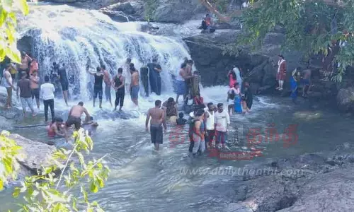 பீமன் நீர்வீழ்ச்சியில் குவிந்த சுற்றுலா பயணிகள்