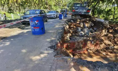 ஆனைமலை-வேட்டைக்காரன்புதூர் சாலையில்  தரைப்பாலம் கட்டும் பணியால் விபத்து அபாயம்-வாகனங்களை மாற்றுப்பாதையில் இயக்க கோரிக்கை