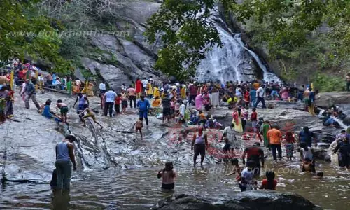 தொடர் விடுமுறை, புத்தாண்டையொட்டி குரங்கு நீர்வீழ்ச்சியில் குவிந்த சுற்றுலா பயணிகள்-ஆனந்தமாக குளித்து உற்சாகம்