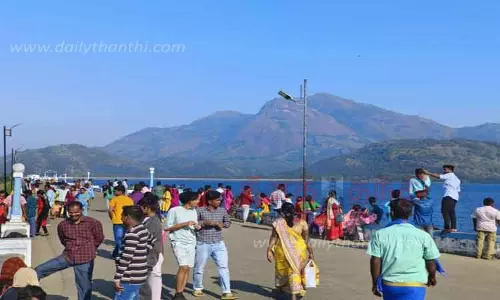 ஆங்கில புத்தாண்டையொட்டி  ஆழியாறுக்கு சுற்றுலா பயணிகள் வருகை அதிகரிப்பு- போக்குவரத்து நெரிசல்