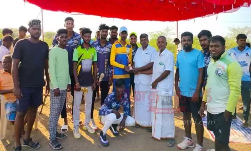 கடலையூரில் கிரிக்கெட் போட்டி கடலையூரில் கிரிக்கெட் போட்டி