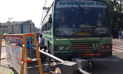 மின்கம்பத்தில் அரசு பஸ் மோதி விபத்து