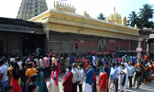 வேலூர் கோட்டையில் பொதுமக்கள் கூட்டம் அலைமோதல்