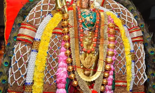 ஆங்கில புத்தாண்டையொட்டி கோவில்களில் சிறப்பு பூஜைதிரளான பக்தர்கள் சாமி தரிசனம்