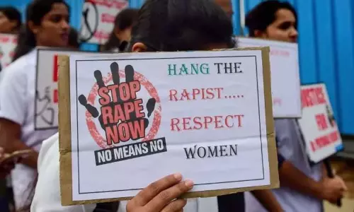 மும்பை: ஐஐடி மாணவியை பாலியல் வன்கொடுமை செய்த காவலர் சஸ்பெண்ட் மும்பை: ஐஐடி மாணவியை பாலியல் வன்கொடுமை செய்த காவலர் சஸ்பெண்ட்