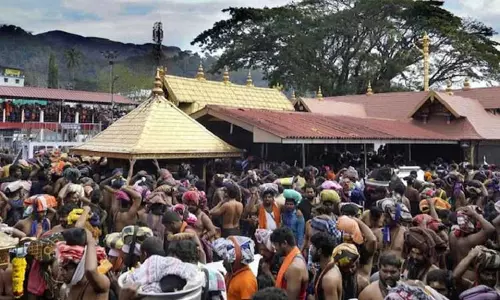 சபரிமலையில் அலைமோதும் பக்தர்கள் கூட்டம்: 8-ந்தேதி வரை முன்பதிவு நிறைவு சபரிமலையில் அலைமோதும் பக்தர்கள் கூட்டம்: 8-ந்தேதி வரை முன்பதிவு நிறைவு