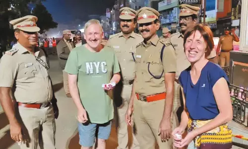 பொதுமக்களுக்கு கேக் வழங்கி புத்தாண்டு கொண்டாடிய போலீஸ் சூப்பிரண்டு