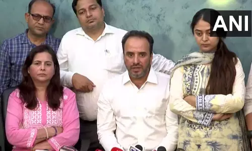 நடிகை துனீஷாவின் மொபைல் போனை உடைத்து, கொல்ல முயற்சி: தாயார் மீது ஷீஜன் கானின் வழக்கறிஞர் பரபரப்பு குற்றச்சாட்டு நடிகை துனீஷாவின் மொபைல் போனை உடைத்து, கொல்ல முயற்சி: தாயார் மீது ஷீஜன் கானின் வழக்கறிஞர் பரபரப்பு குற்றச்சாட்டு