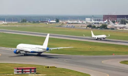 கோவையில் இருந்து சார்ஜா புறப்பட்ட விமானத்தில் கழுகுகள் மோதியதால் பரபரப்பு