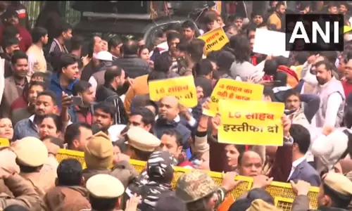 டெல்லியில் இளம்பெண்ணை காரோடு இழுத்து சென்ற விவகாரம்: கவர்னர் இல்லம் முன் ஆம் ஆத்மி தொண்டர்கள் போராட்டம்