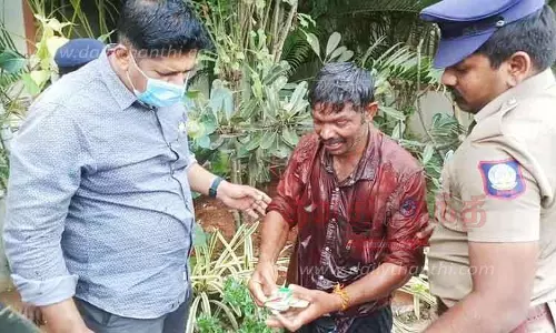 கோவை கலெக்டர் அலுவலகத்தில் தீக்குளிக்க முயன்றவரால் பரபரப்பு