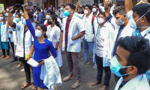 மராட்டியம்: 7 ஆயிரம் பயிற்சி மருத்துவர்கள் போராட்டம்