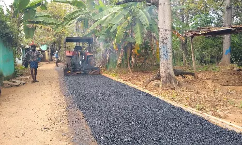 வருசநாடு அருகேசாலை அமைக்கும் பணி தீவிரம்
