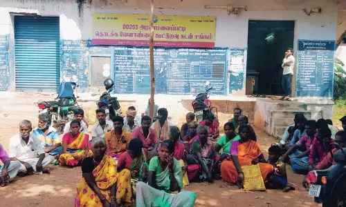 நகைக்கடன் தள்ளுபடியில் முறைகேடு; கூட்டுறவு கடன் சங்கத்தை கிராம மக்கள் முற்றுகை