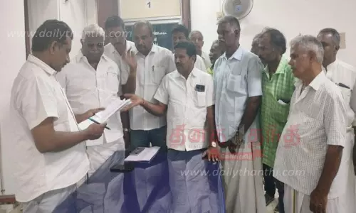 பொள்ளாச்சி-பாலக்காடு சாலையில்  ஆபத்தான மின்கம்பத்தால் வாகன ஓட்டிகள் அச்சம்-உரிய நடவடிக்கை எடுக்க கோரிக்கை