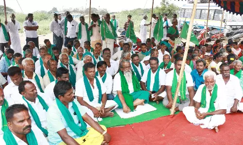 நிலங்களுக்கு உரிய இழப்பீடு கேட்டு விவசாயிகள் பட்டினி போராட்டம் நிலங்களுக்கு உரிய இழப்பீடு கேட்டு விவசாயிகள் பட்டினி போராட்டம்