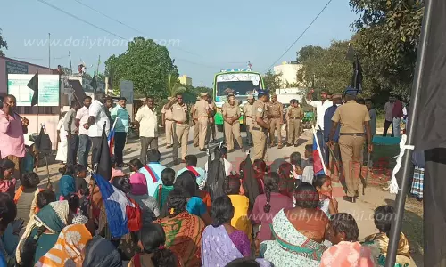 பாதை வசதி செய்து தரக்கோரி பொதுமக்கள் சாலை மறியல்