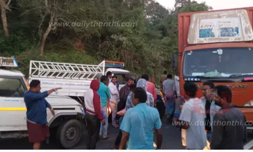 கன்டெய்னர் லாரி- சரக்கு வேன்கள் மோதல்1 மணி நேரம் போக்குவரத்து பாதிப்பு