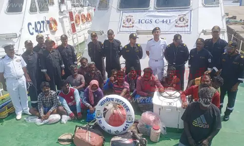 ஆழ்கடலில் மீன்பிடித்த போது படகு பழுதானதால் பரிதவிப்பு:குமரி மீனவர்களை காப்பாற்றி கரை சேர்த்த இலங்கை மீனவர்கள் பரபரப்பு தகவல்