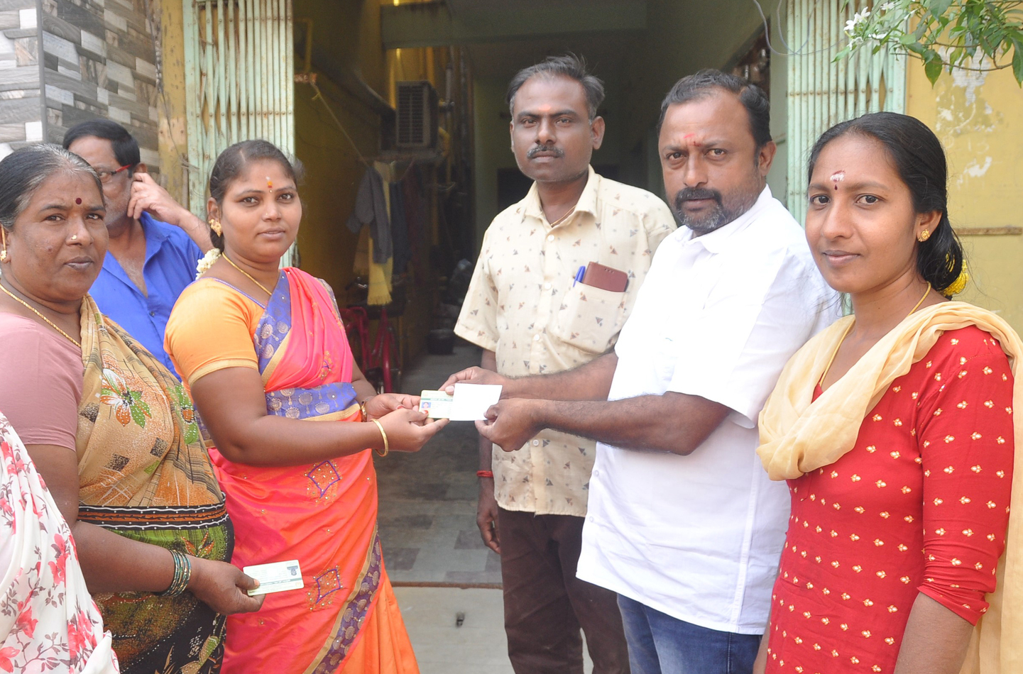 in Erode district Pongal gift to 7½ lakh families The work of issuing