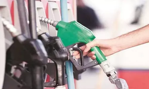 சென்னையில் இன்றைய பெட்ரோல், டீசல் விலை நிலவரம் சென்னையில் இன்றைய பெட்ரோல், டீசல் விலை நிலவரம்