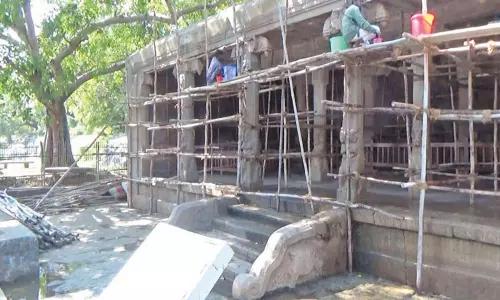 கடல் உப்பு காற்றினால் குடைவரை சிற்பம் பாதிப்பு; மாமல்லபுரம் கிருஷ்ண மண்டபத்தில் சுத்தப்படுத்தும் பணி தொடக்கம்