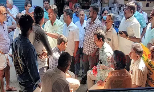 வால்பாறையில் வரி வசூலிக்க வந்த நகராட்சி பணியாளர்கள் சிறைபிடிப்பு-அதிகாரிகளுடன் கடைக்காரர்கள் வாக்குவாதத்தில் ஈடுபட்டதால் பரபரப்பு வால்பாறையில் வரி வசூலிக்க வந்த நகராட்சி பணியாளர்கள் சிறைபிடிப்பு-அதிகாரிகளுடன் கடைக்காரர்கள் வாக்குவாதத்தில் ஈடுபட்டதால் பரபரப்பு