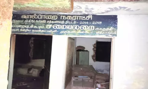 வால்பாறை அரசு பள்ளியில் சத்துணவு மையத்தை சேதப்படுத்திய காட்டு யானைகள்