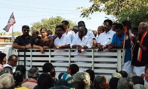 அடிப்படை வசதிகள் செய்து தரக்கோரி பேரூராட்சிகளில் அ.தி.மு.க.வினர் ஆர்ப்பாட்டம்