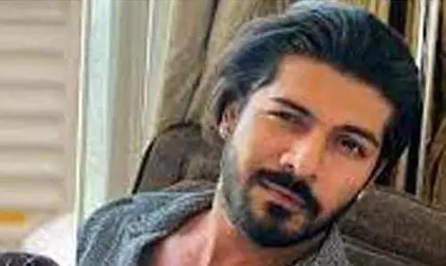 சிறையில் அடைக்கப்பட்டு உள்ள நடிகர் ஷீசன் கான் தலைமுடியை வெட்டிக்கொள்ள தேவையில்லை- கோர்ட்டு உத்தரவு சிறையில் அடைக்கப்பட்டு உள்ள நடிகர் ஷீசன் கான் தலைமுடியை வெட்டிக்கொள்ள தேவையில்லை- கோர்ட்டு உத்தரவு