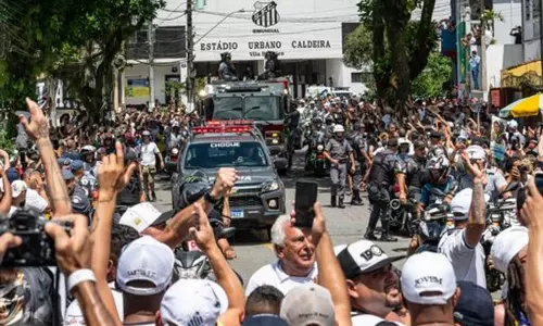 மக்கள் வெள்ளத்தில் இறுதி ஊர்வலத்துக்கு புறப்பட்டது கால்பந்தின் பிதாமகன் பீலே உடல்...!