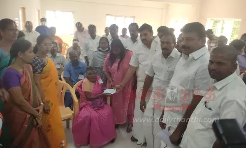 மோகனூர் தீ விபத்தில் பாதிக்கப்பட்ட 34 பேருக்கு ரூ.7½ லட்சம் நிவாரண நிதி-அமைச்சர் மதிவேந்தன் வழங்கினார்