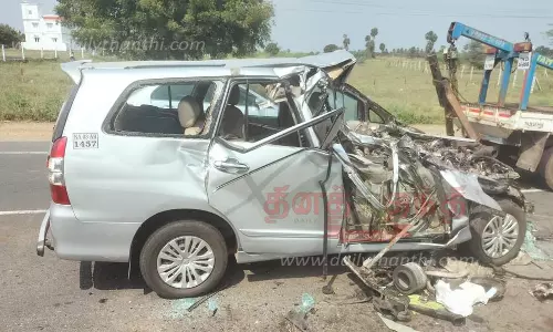 பரமத்திவேலூர் அருகே தண்ணீர் லாரி மீது கார் மோதியது;பெண் பலி-4 பேர் படுகாயம்