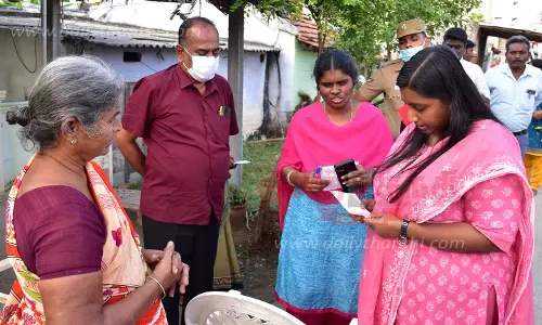 மோகனூரில் பொங்கல் பரிசுத்தொகுப்புக்கான டோக்கன் வழங்கும் பணி-கலெக்டர் ஸ்ரேயாசிங் ஆய்வு
