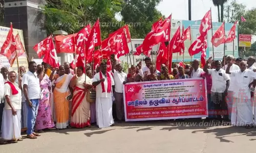 பொங்கல் பரிசுடன் ரூ.5 ஆயிரம் வழங்கக்கோரி கட்டுமான தொழிலாளர்கள் ஆர்ப்பாட்டம்